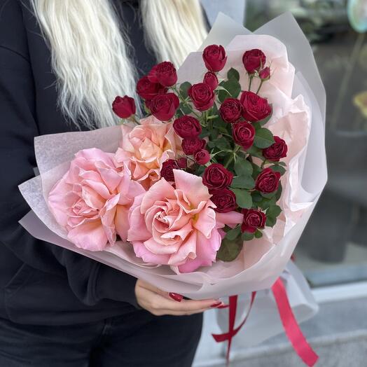 Французские розы и красные кустовые розы
