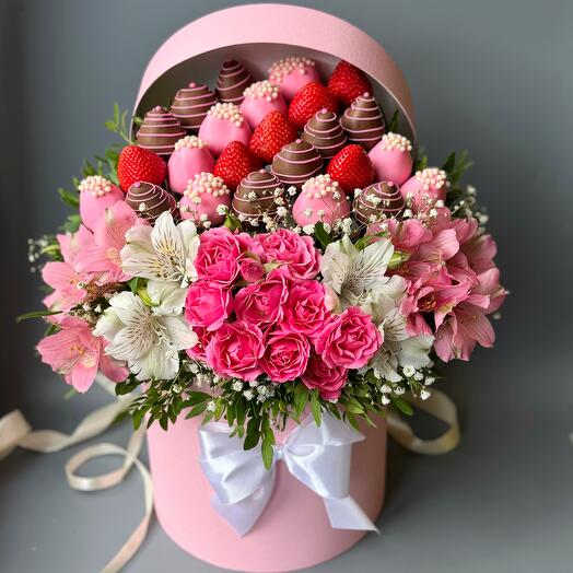Букет из клубники в бельгийском шоколаде 14 февраля и живых цветов L 25 ягод