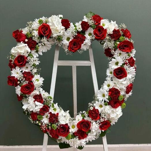 Траурный венок в виде сердца из роз, гортензий и хризантем