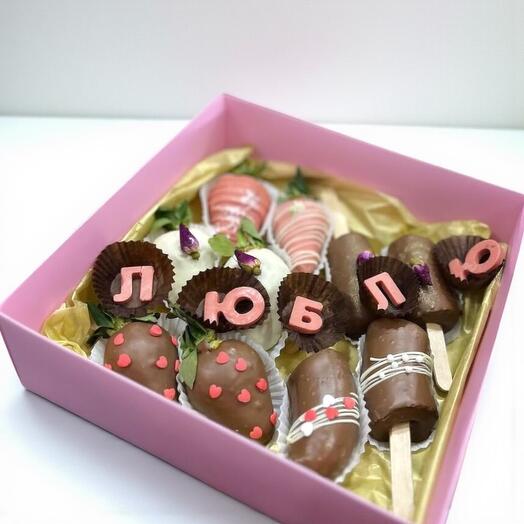 Подарочная коробка «Любовь с первого взгляда» с клубникой и мини-десертами