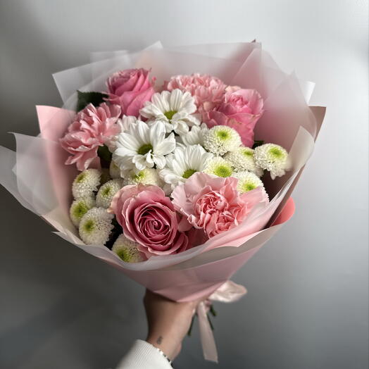 Букет «Розовое счастье» (хризантема, роза и диантус)