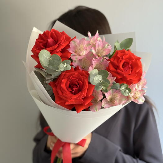 Букет из алых французских роз и альстромерий с эвкалиптом для мамы🌹