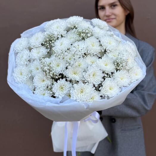 Нежное облако из хризантем и гипсофилы