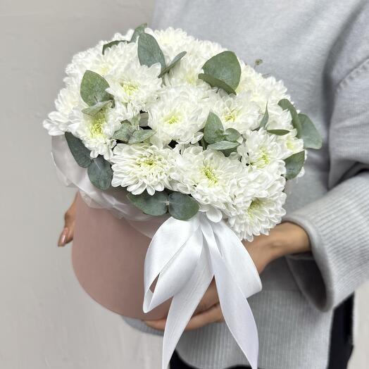 Хризантемы с эвкалиптом в коробке 🤍