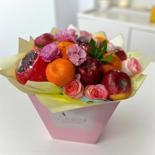 Фруктовый букет L — гранат, яблоки, мандарины и розы