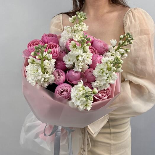 Peony-shaped Silva Pink roses with fragrant stock