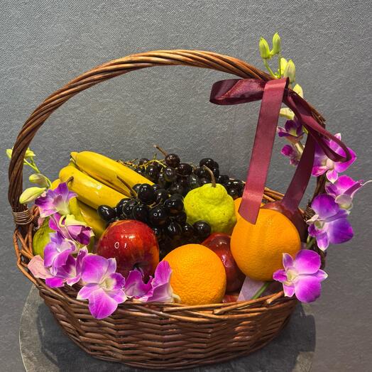 «Ну не нужно было на цветы тратиться!» корзина сладостей для мамы и бабушки