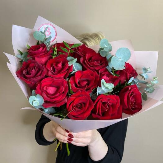 13 кенийских роз и эвкалипт