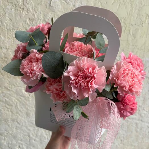 Композиция из стойких, ярких розовых диантусов и эвкалипта в сумочке Fresh Flower