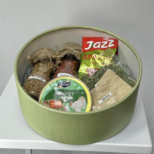 Набор мясных деликатесов (3) с паштетом и специями в круглой коробке с крышкой