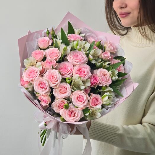 Микс из кустовых роз Аэробик и стойких альстромерий, 50 см