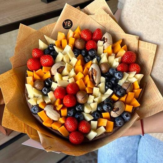 Сырный букет с ягодами