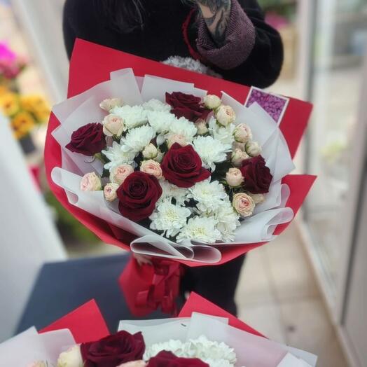 Букет из красных роз, хризантема кустовая, кустовая роза