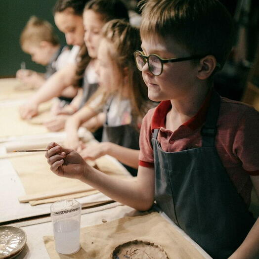 Подарочный сертификат «Детский мастер-класс по лепке из глины в Artisan Studia» (1 час 30 минут, 1 ребенок)