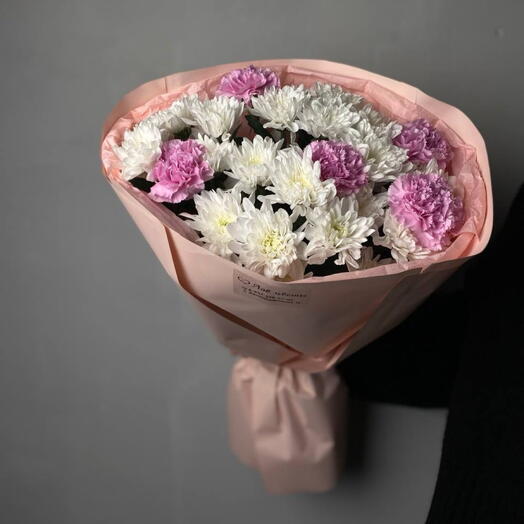 Букет из диантусов и хризантем