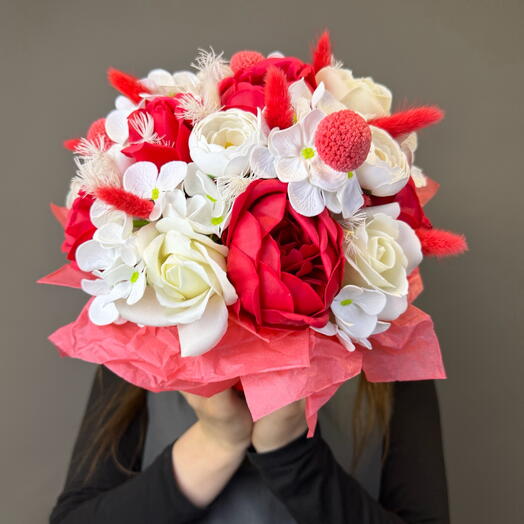 Композиция из мыльных пионов «Леди Ин Рэд»