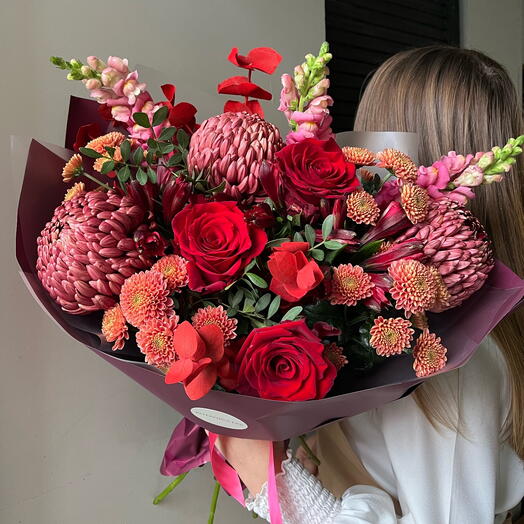 Хризантема, Антирринум, Альстромерия и Розы в букете «Осенний поцелуй 💋»