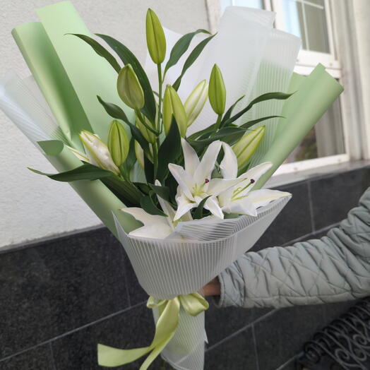 Букет из белых лилий
