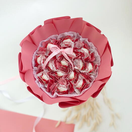Розовый букет с конфетами Raffaello