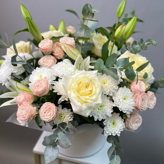 Цветы в коробке Роза кустовая, лилия, хризантема, эвкалипт