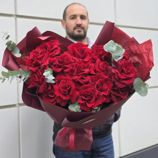 Букет 15 красных французских роз с эвкалиптом