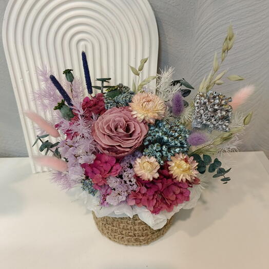 Композиция с сухоцветами в розово-сиреневой гамме