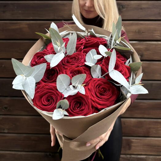 Букет красных роз Red Naomi с эвкалиптом