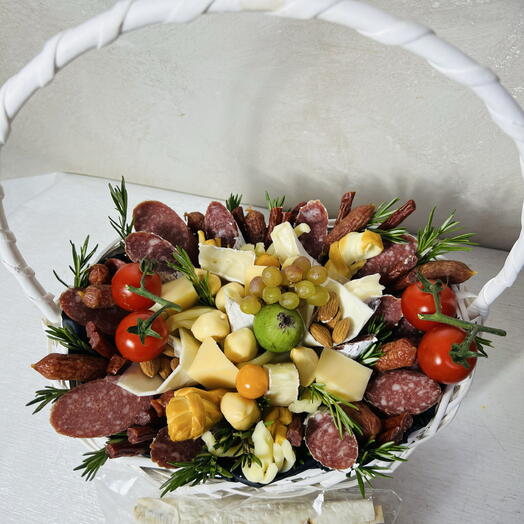 Корзина для мужчин с колбасами и сыром