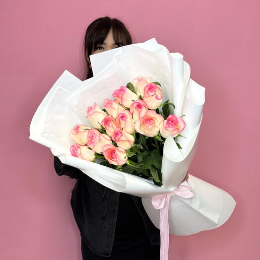 Delicate bouquet of Jumilia roses
