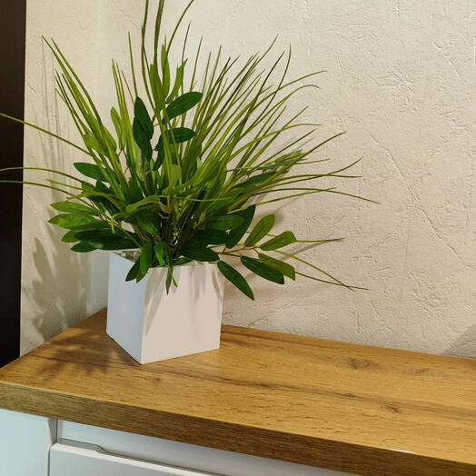 Композиция из искусственной зелени в кашпо