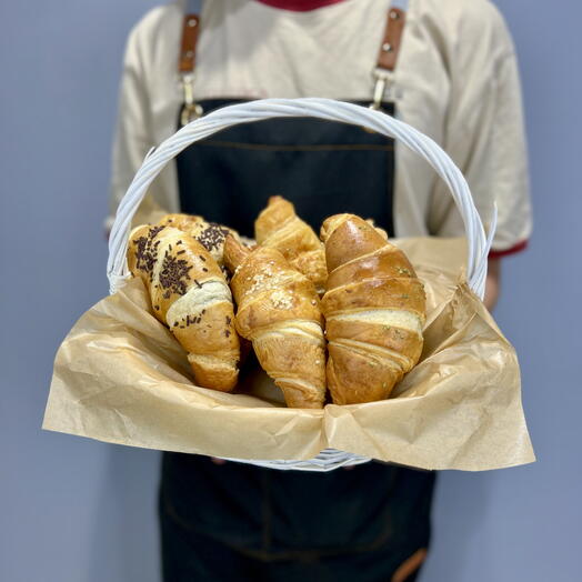 Набор свежей выпечки в корзине ️
