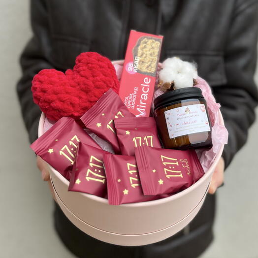 Набор с Арома свечой «люблю», вязаным сердцем и шоколадом 17:17