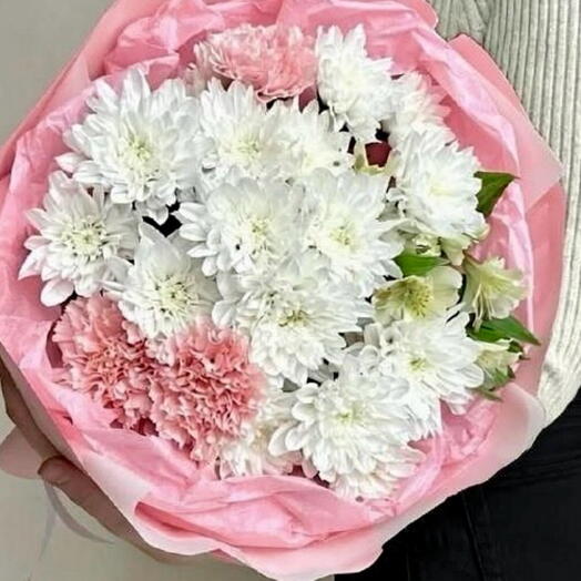 Букет с альстромерией, хризантемой и диантусами