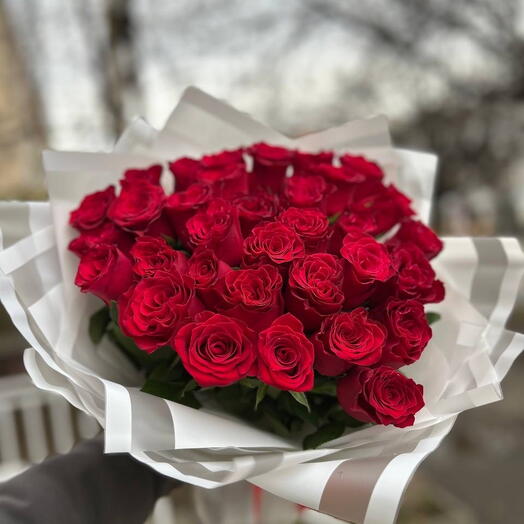 35 красных роз