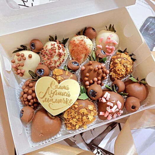 Клубника в бельгийском шоколаде с голубикой в подарок самой лучшей мамочке