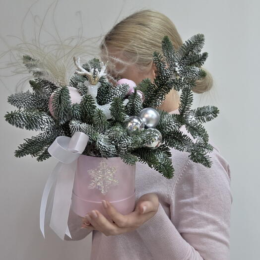 Композиция из нобилиса в розовой гамме с оленем