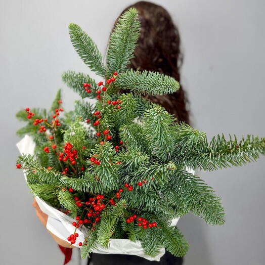 Хвойный букет с веточками нобилиса и ягодами Илекса в стильном оформлении