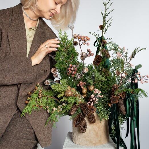 Новогодняя хвойная композиция в меховом кашпо с шишками и бархатными лентами, L