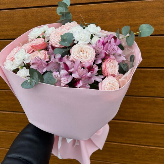 Авторский букет с кустовой розой и диантусом 🌸