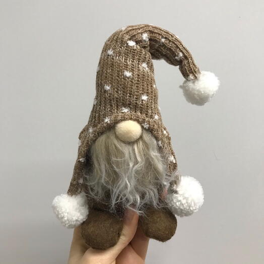 Коричневый гном новогодний декор