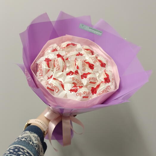 Букет из рафаэлло сиреневый