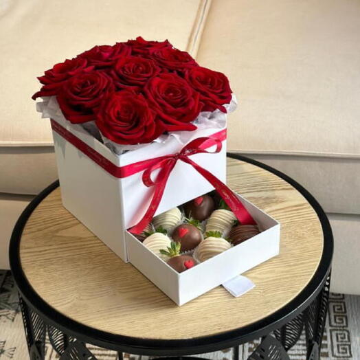 Шкатулка из клубники в шоколаде «Антелао»