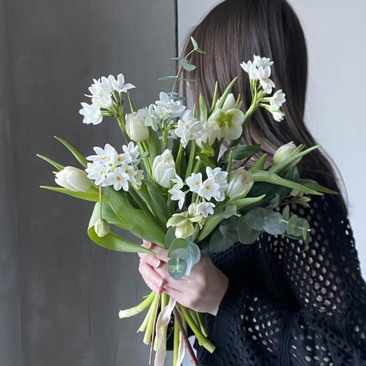 Нарциссы, тюльпаны, морозник и эвкалипт