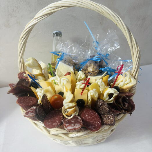 Корзина  орехами ,сыром ,колбасами и пивом