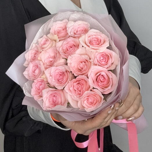 15 розовых роз