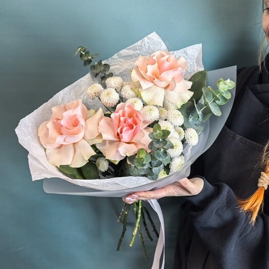 Букет с французской розой и эвкалиптом