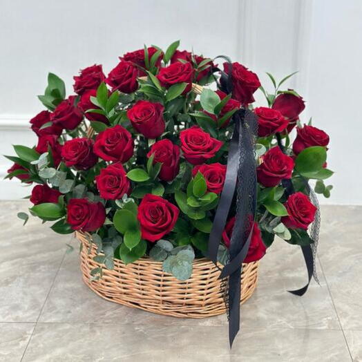 Корзина с красными розами