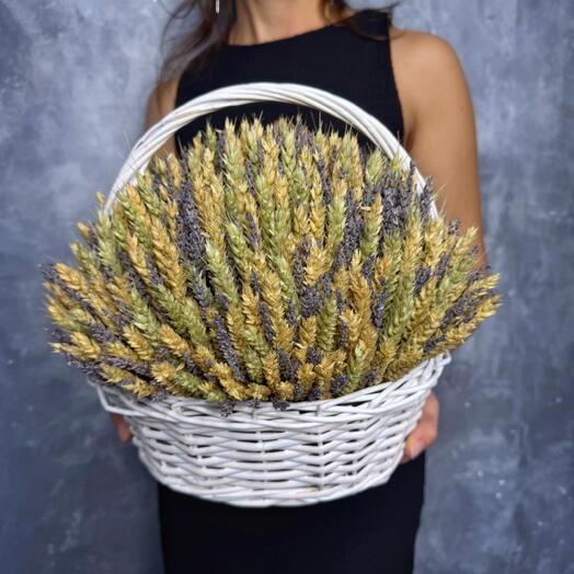 Корзинка с пшеницей и лавандой