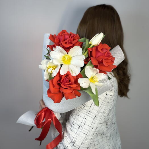 Букет из красных роз и тюльпанов