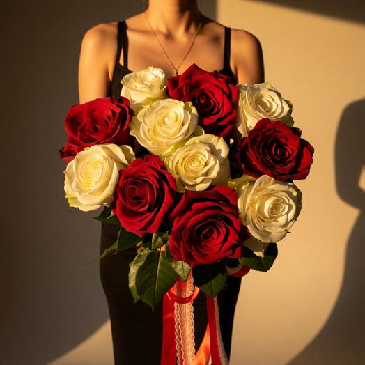 Букет из белых и красных эквадорских роз, 11 шт под ленту